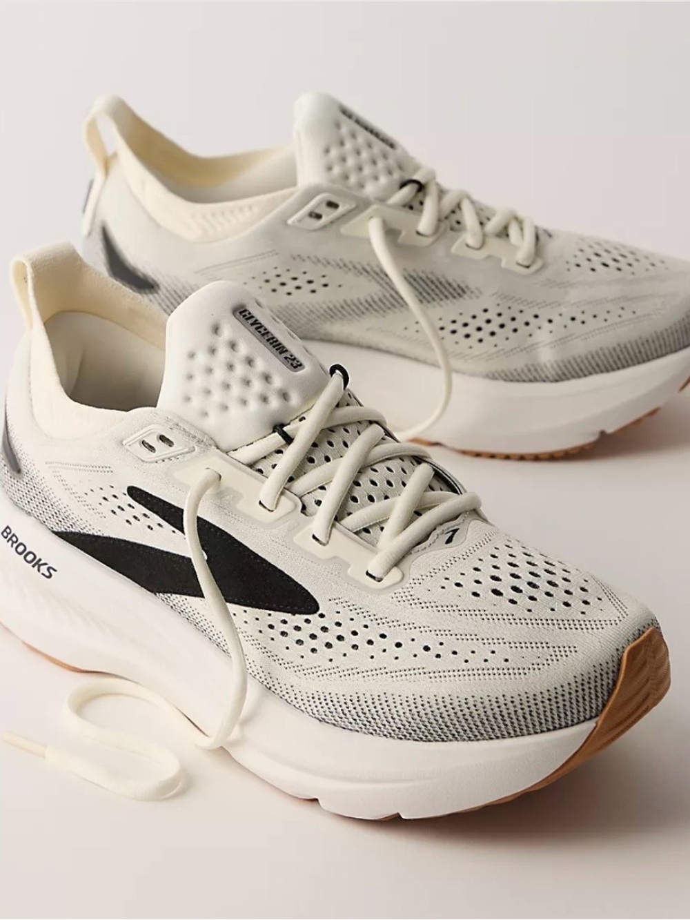 Brooks Glycerin 23 in white/black/biscuit Women’s sz 8
